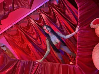 charlotte_stevenss_ Red ♥️ Immagine  8