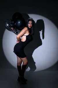 kareena_basu 🎁Do not bring gift ... Better remove the dress 🖤🥂 Immagine  7