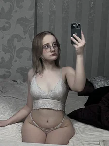 KirstinMcgeady photo session in front of the mirror Foto 2