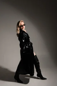 oliviabr0wn0 The men in black are on the phone Pic 5