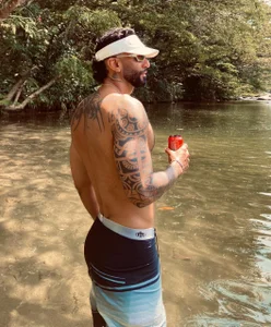 How about we go skinny-dipping in the lake? od yorbymaxx  2 snímek