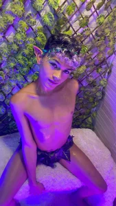 Sammy_Millers Christmas has arrived and your elf will give you your present, Santa Claus. Pic