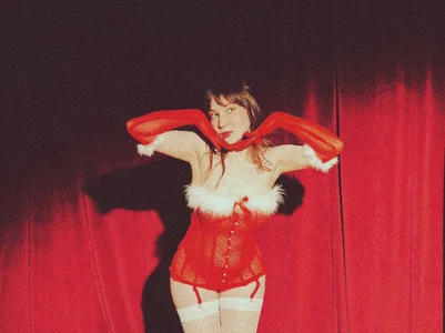 come_in_bed pin-up christmas girl Pic 5