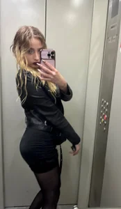 Fluffy_Cloude A black total look, a cramped elevator and a million thoughts in my head... Immagine 