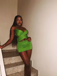 An instant of pure seduction between shadows and soft lights.💚 de Lola_King Foto 5