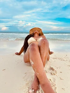 BLACK_ROSSE_1 Sun, Beach, Curves & Peace 💦 Pic 5