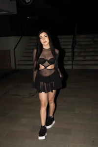 Sarita__Gomez Do I look sexy in black?🖤✨  6টি ছবি