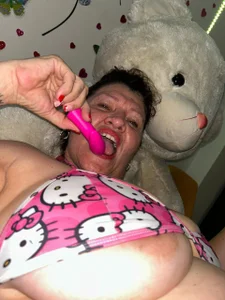 Mona de Olgahunder  2 photos