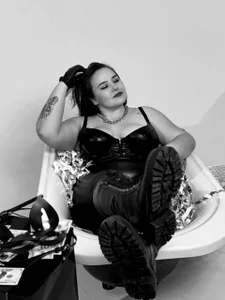 Eleonor_Tess Bathroom before tribute Pic 4