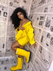 yellow girld de lucie_petite  5 photos