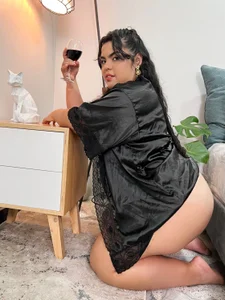 EmmaSymon Wine and book Pic 8