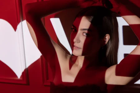 AlannaRussell_ 🌹 Your Valentine’s Fantasy Has a Name ❤️  2টি ছবি