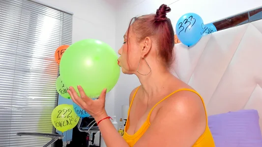 nayasex_ let's play with the balloons Pic 3