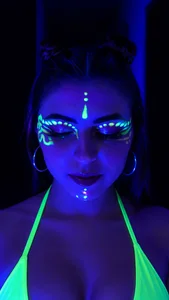 whitney_white_ Neon Face 🌈  8. fénykép