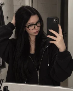 EileenKowalske Do the glasses suit me? slika
