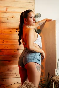 LexaAdamsDo you prefer your shorts rolled up or down? Bild