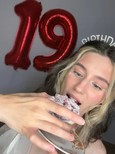 AntonettaTarringのMy age is 19 🥳の 4枚の写真