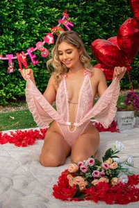 EmiilyHendriixx My body is the only sweet that you need this Valentine 🍫🔥 Pic 2