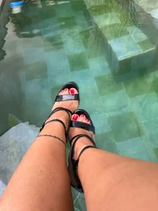 Karlla_Brown suck my feet Pic 2