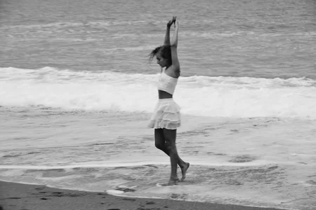 ElizSweetのDancing on the beachの枚の写真