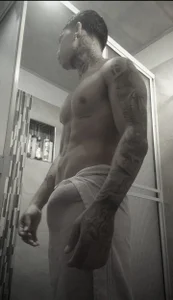 grey_jackson una ducha caliente Pic 6