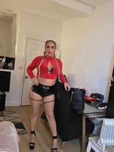 KiraBestxo Hot pants and stripper heels 👠 😍 🤪 Pic