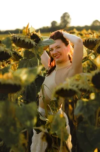 Bonnie_Naughtyy Golden hour and sunflowers are a beautiful combination. 🌻 Pic 4