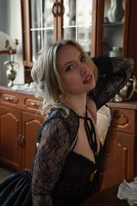 elegant Nicole de NicoleRiccii  5 Imagens