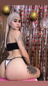 Don't look at me like that... or I'll end up doing something you won't be able to forget 😈💜 od seraphine_arabic  6 snímek