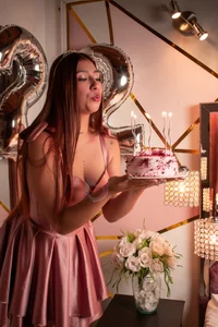 BellyRouse kullanıcısının 🎉🎂 Cake, Candles & Curves 🔥🍑 albümü -  6 fotoğraf