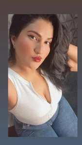 Public de Curvy_Sarah_  2 Imagens