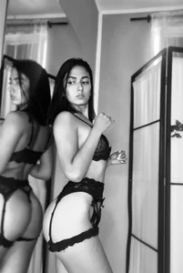 your_khloe Imagine I'm waiting for you like that টি ছবি