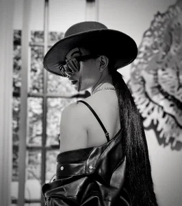 LiaPearce erotic girl Pic 3