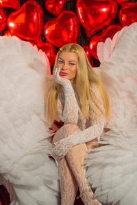 LolaAngellxAngelita on the outside, warm on the inside. Happy Valentine's Day.🔥💗图片 9