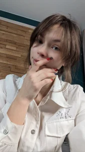 LynDaviのYou also think that without makeup I look younger?の枚の写真