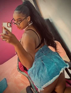 HollyJorda Public Gambar