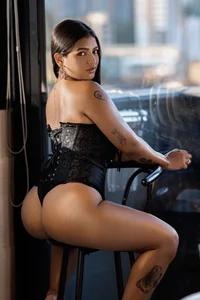 ElleGisellee SENSUAL BLACK Pic 3