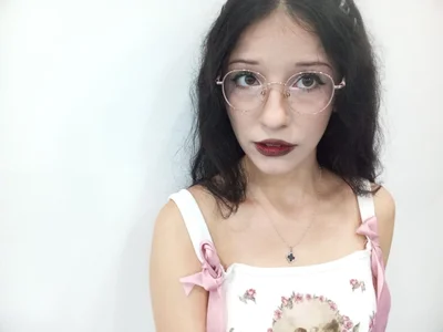 Should I keep the glasses on while I play with the straps? od MandaForero  4 snímek