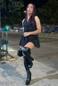 caribbean_passion_ Cute, sexy girl on the street🖤😍🥵🌺 Pic 3