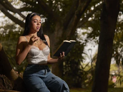 Julie_Bennet My outsite location 🖼️🍃🌿🌅 Pic 3