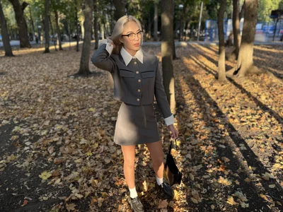Melanie_Coopeer Student walking in the park Pic 7