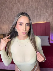 Lia_Crystal_ Public зображення 3