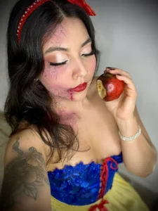 AnnieRouse__ kullanıcısının Poisoned Snow White 🍎💚 albümü -  8 fotoğraf