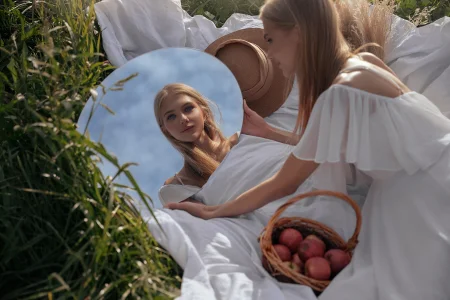 4example_Chloe 𝙳𝚒𝚟𝚊 𝚒𝚗 𝚝𝚑𝚎 𝚏𝚒𝚎𝚕𝚍 Hình 3