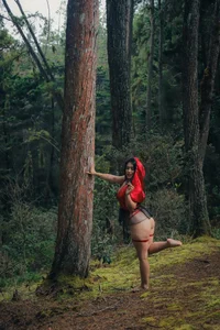 aisha_duque Between the forest and temptation… someone is going to sin 🎃😈😍 Hình 3