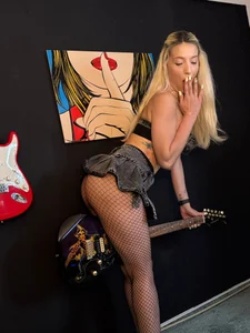 Ella_Charmmusic girl in the music room Bild 5