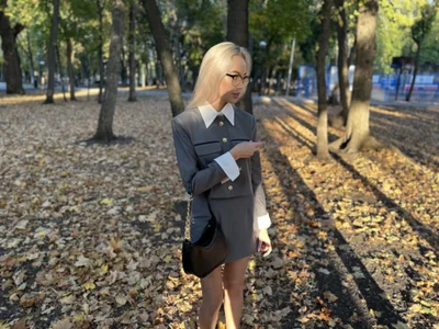 Melanie_Coopeer Student walking in the park Pic 6