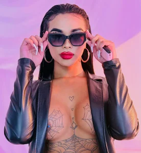 tinaqueen_noa This Valentine's Day I don't promise flowers... I promise a temptation that you won't be able to ign Εικόνα 3