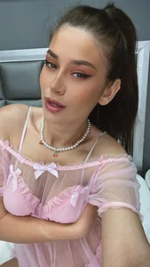 AmedeeaBanks Pinky Pic 4