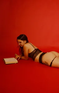 nina_pons I love reading Pic 4